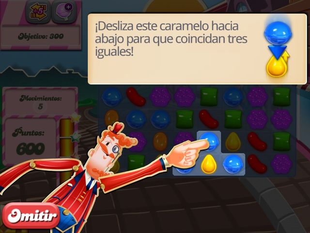 Nivel 1 de candy crush jugándolo. Es el tutoríal de cómo combinar los caramelos.