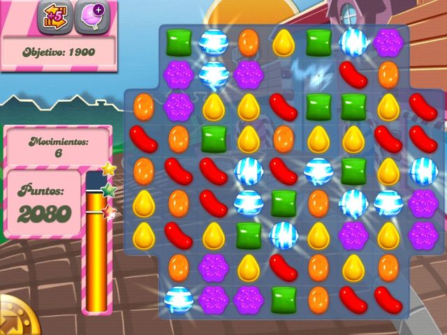 Nivel 2 de candy crush. Mostrando lo que ocurre si unimos una bomba de color y un dulce rayado. Ocurre una tremenda explosión por donde quiera! Sumando más puntos.